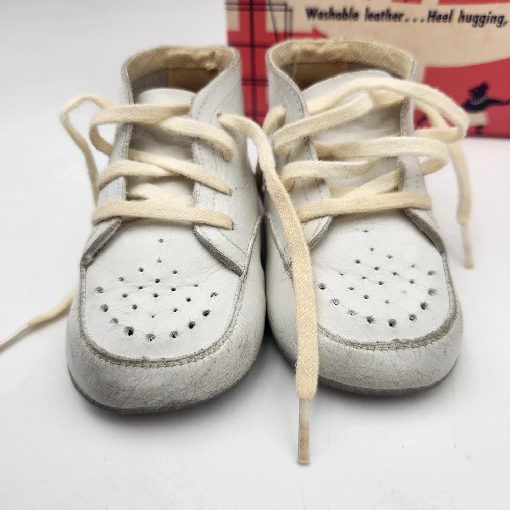 Vintage 1961 Wee Walker White Leather Baby Crib Shoes Style 220-149 Size 1 Boxed